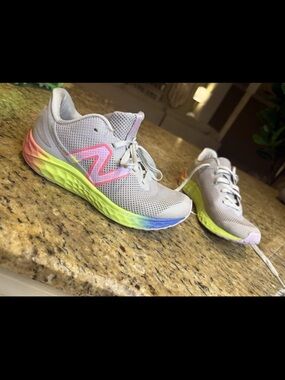 New Balance Fresh Foam Arishi V4 Light Aluminum Rainbow Colorway Girls 4